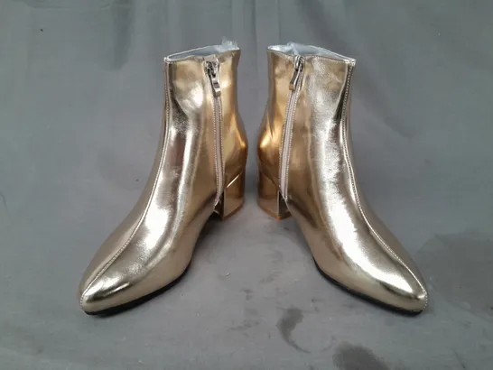 BOXED PAIR OF DESIGNER BLOCK HEEL ANKLE BOOTS IN METALLIC GOLD EU SIZE 39