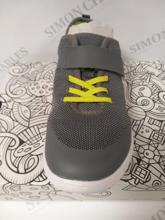 BOXED CLARKS SCAPE TRACE O GREY SIZE 5