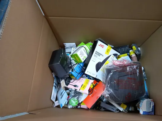 BOX OF APPROXIMATELY 35 ASSORTED ITEMS TO INCLUDE A HOME SECURITY WI-FI CAMERA, BLUETOOTH QI CHARGING ALARM CLOCK, A BLUETOOTH SPEAKER AND A DASHCHARGE 