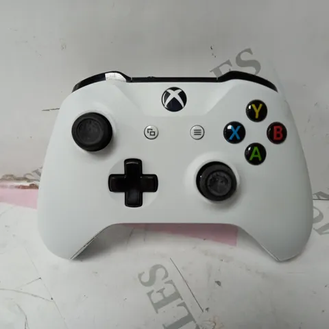XBOX ONE CONTROLLER IN WHITE