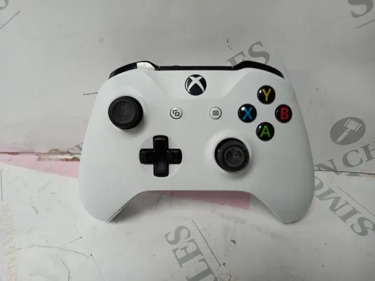 XBOX ONE CONTROLLER IN WHITE