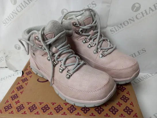 BOXED PAIR OF SKECHERS BOOTS IN BLUSH SIZE 3.5