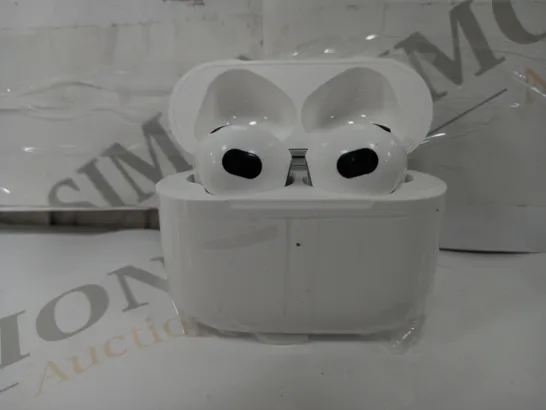 TRUE WIRELESS EARBUDS IN WHITE