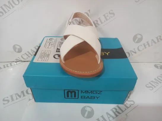 BOXED PAIR OF MG BABY OPEN TOE INFANT SANDALS IN WHITE EU SIZE 25