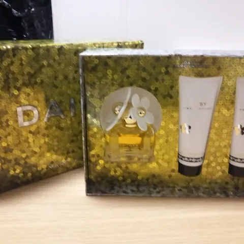 BOXED DAISY MARC JACOBS EAU DE TOILETTE 50ML GIFT SET