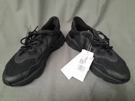 PAIR OF ADIDAS OZWEEGO SHOES IN BLACK UK SIZE 9