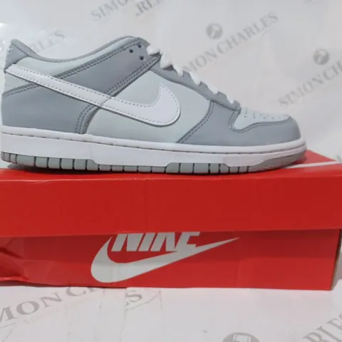 BOXED PAIR OF NIKE DUNK LOW (GS) SHOES IN GREY/PALE BLUE UK SIZE 5.5