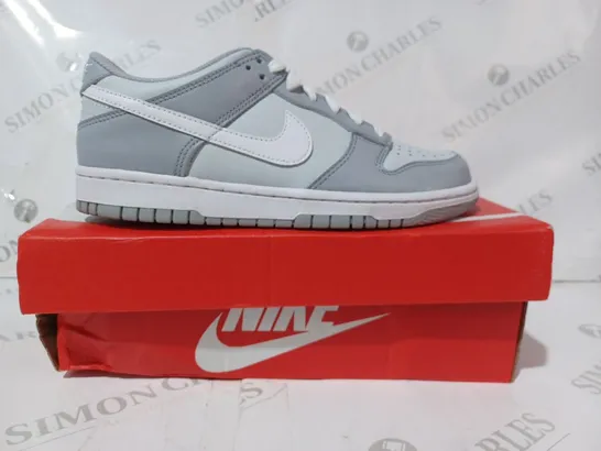 BOXED PAIR OF NIKE DUNK LOW (GS) SHOES IN GREY/PALE BLUE UK SIZE 5.5