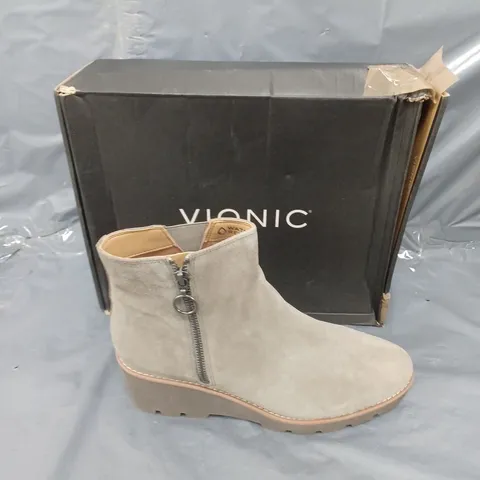 BOXED PAIR OF VIONIC ASTER ZIP BOOTS IN STONE SIZE 8