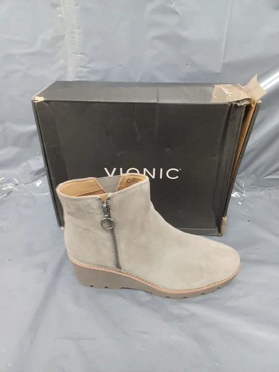 BOXED PAIR OF VIONIC ASTER ZIP BOOTS IN STONE SIZE 8