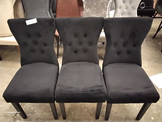 5 DESIGNER BLACK PLUSH FABRIC CHAIRS WITH BUTTONED BACKS ON BLACK LEGS