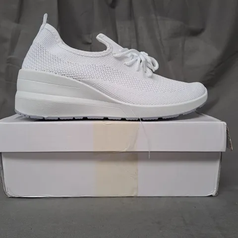 BOXED PAIR OF DESIGNER KNIT MESH SHOES IN WHITE EU SIZE 40