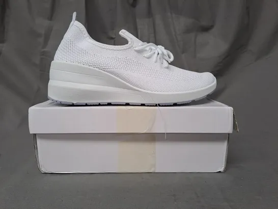 BOXED PAIR OF DESIGNER KNIT MESH SHOES IN WHITE EU SIZE 40