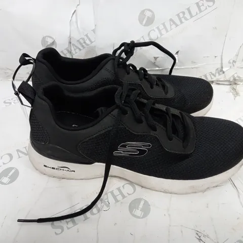 BOXED SKECHERS AIR DYNAMIC TRAINER BLACKERS, BLACK - SIZE 6