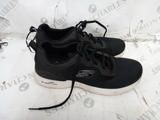 BOXED SKECHERS AIR DYNAMIC TRAINER BLACKERS, BLACK - SIZE 6