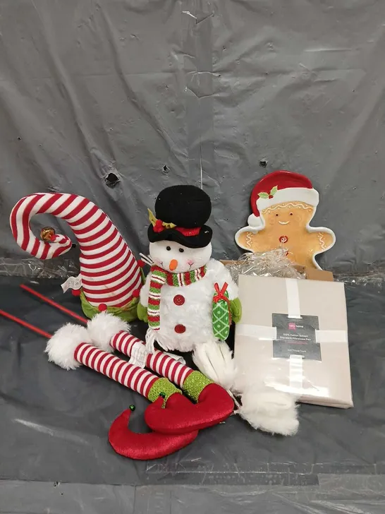 BOX OF APPROXIMATELY 5 ASSORTED HOUSEHOLD ITEMS TO INCLUDE - GINGERBREAD PLATE - SNOWMAN DECORATION - PILLOWCASE SET - ETC