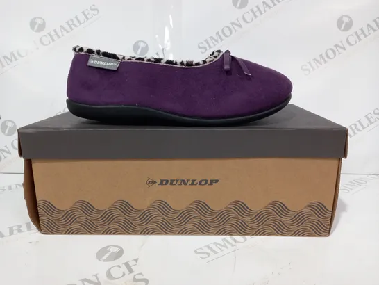 BOXED PAIR OF DUNLOP SLIPPERS IN PURPLE UK SIZE 4