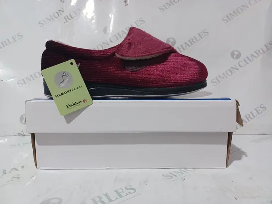 BOXED PAIR OF PADDERS HUG SLIPPERS IN BURGUNDY SIZE 7