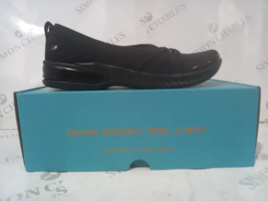 BOXED PAIR OF BZEES SHOES IN BLACK SIZE 7