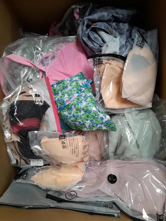 BOX OF APPROXIMATELY 25 ASSORTED CLOTHING ITEMS TO INCLUDE DRESSES, TOPS, SHORT SET ETC