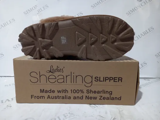 BOXED PAIR OF KIRKLAND LADIES SHEARLING SLIPPERS IN CHESTNUT UK SIZE 6