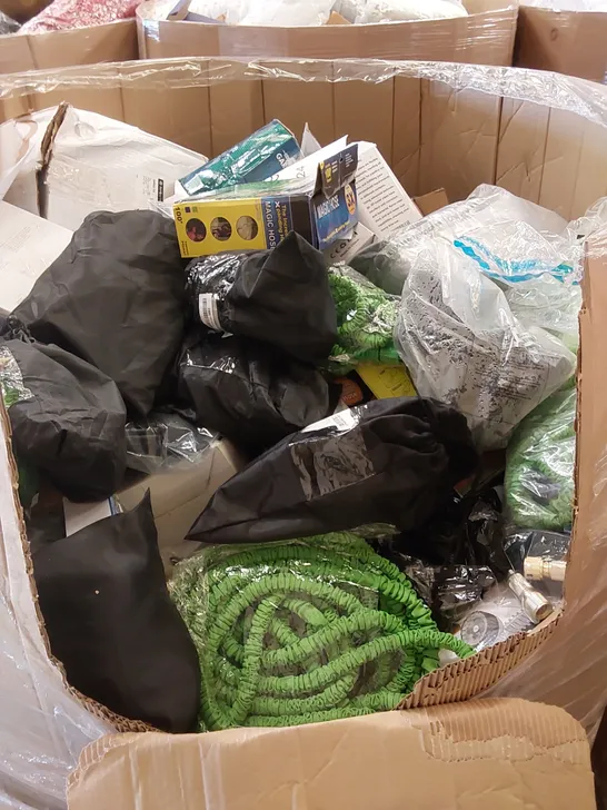 PALLET CONTAINING A LARGE QUANTITY OF GARDEN HOSE PRODUCTS 