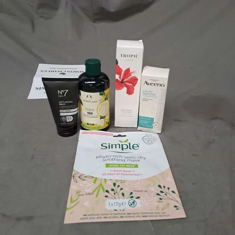 APPROXIMATELY 20 ASSORTED COSMETIC PRODUCTS TO INCLUDE SIMPLE SHEET MASK, THE BODY SHOP SHOWER GEL AND AVEENO FACE SEUM ETC. 