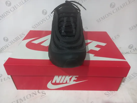 BOXED PAIR OF NIKE SHOES IN BLACK UK SIZE 12