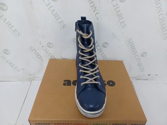 BOXED PAIR OF ADESSO BOOTS IN NAVY BLUE SIZE 6