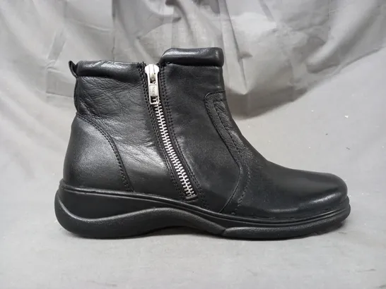 BOXED PAIR OF COMFY STEPS JARVIS ZIP-UP ANKLE BOOTS IN BLACK EU SIZE 38