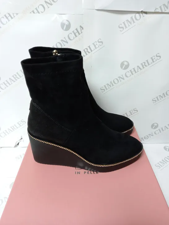 BOXED MODA IN PELLE ALAINA WEDGE HEEL SOCK BOOT - BLACK - SIZE 7.