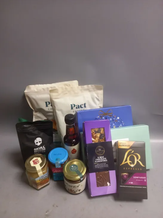 TOTE OF APPROX 12 ASSORTED FOOD ITEMS TO INCLUDE - SKULLCRUSHER COFFEE BEANS - BUTLERS DESSERT MENU SELECTION BOX - SIMPLY PUMPKIN SPICE FLAVOUR SYRUP ETC