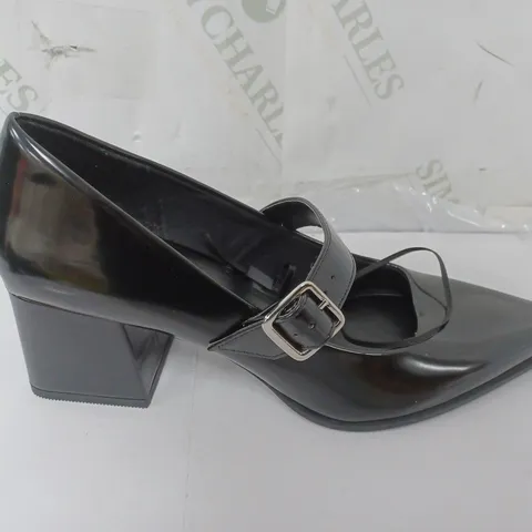 PAIR OF BERSHKA BUCKLE POINTED TO HEELS IN BLACK - SIZE 38