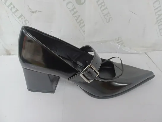 PAIR OF BERSHKA BUCKLE POINTED TO HEELS IN BLACK - SIZE 38