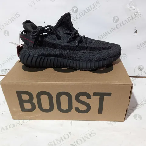 BOXED PAIR OF YEEZY BOOST 350 V2 SHOES IN GREY/BLACK UK SIZE 11