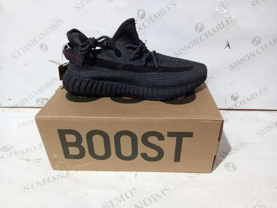 BOXED PAIR OF YEEZY BOOST 350 V2 SHOES IN GREY/BLACK UK SIZE 11