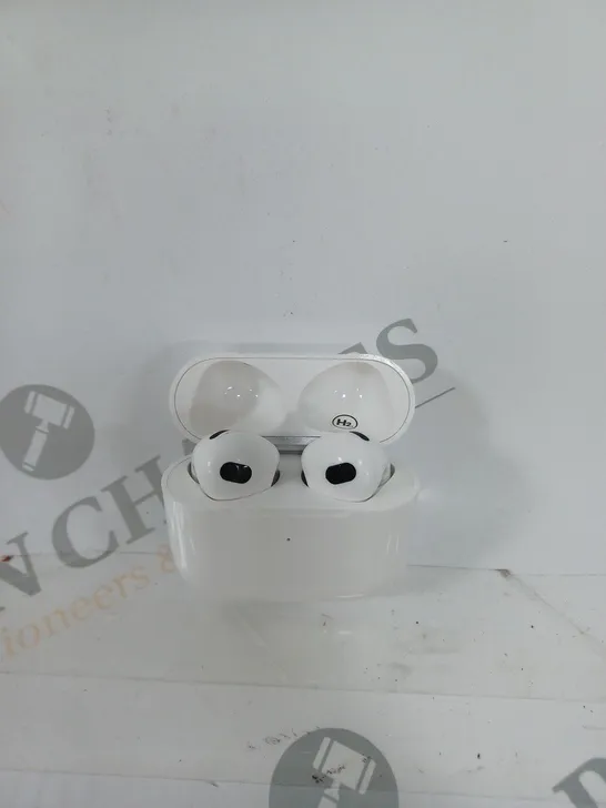 BOXED UNBRANDED WIRELESS WHITE EARBUDS