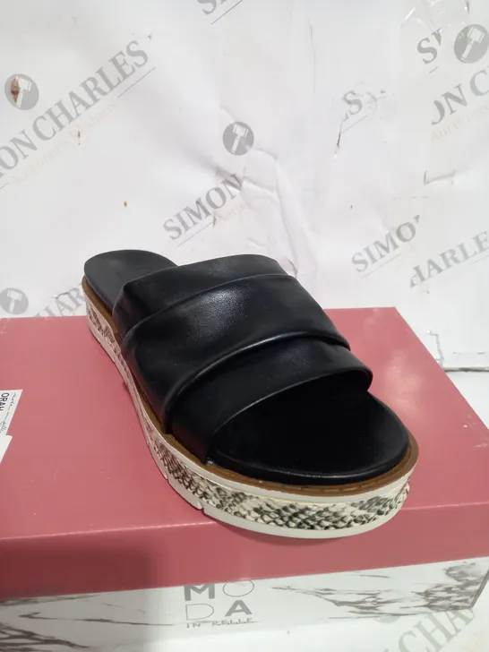 BOXED MODA IN PELLE SLIDER SANDALS IN BLACK LEATHER - SIZE 7