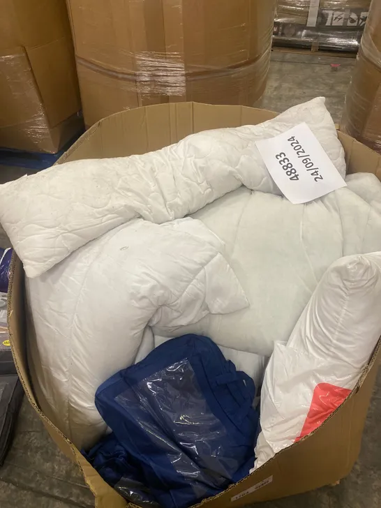 PALLET TO CONTAIN A LARGE ASSORTMENT OF PILLOWS AND DUVETS // BRANDS MAY VARY