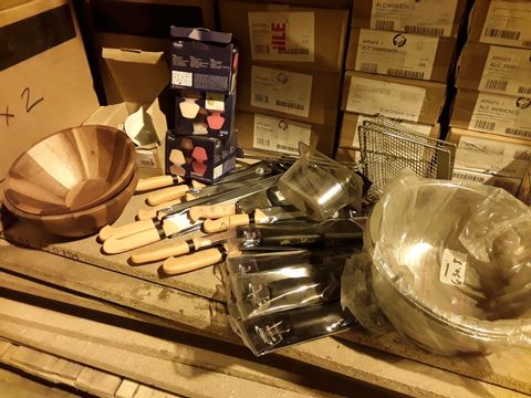 BOX OF ASSORTED CATERING ITEMS, INCLUDING, CHIP SCOOPS, KNIVES, STEELS, SILICA TEA LIGHT HOLDERS, STAINLESS BOWLS, WOODEN BOWLS, RUBBERMAID FOOD PANS.