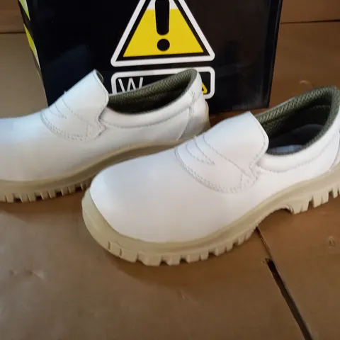 PAIR OF WARNING RESTO CLEAN SAFETY FOOTWEAR - SIZE 37