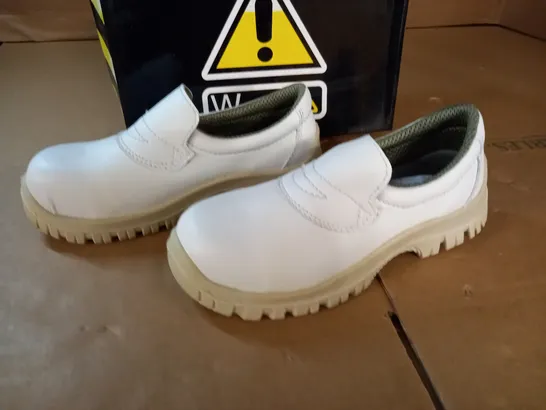 PAIR OF WARNING RESTO CLEAN SAFETY FOOTWEAR - SIZE 37