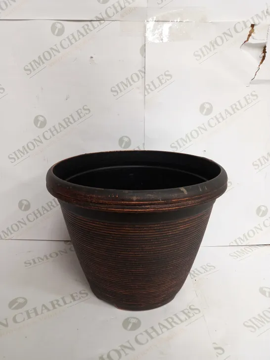 ONE HELIX WARM COPPER EFFECT ROUND PLANTER 25CM DIAMETER (BOX WATER DAMAGED)  RRP £24.99