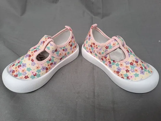 BOXED PAIR OF DESIGNER KIDS SHOES IN MULTICOLOUR EU SIZE 25