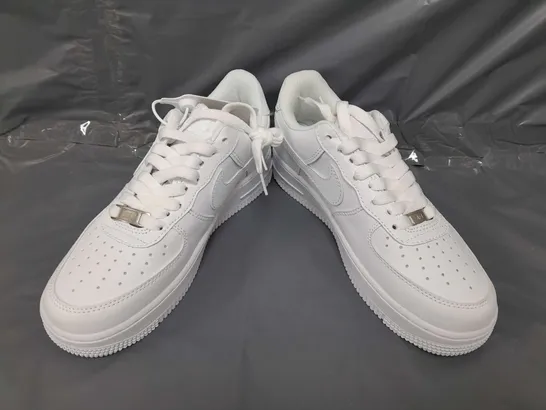 BOXED PAIR OF NIKE AIR FORCE 1 '07 SHOES IN WHITE UK SIZE 4.5