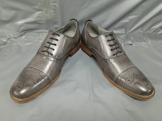 BOXED PAIR OF GOOR SHOES IN GREY SIZE 7