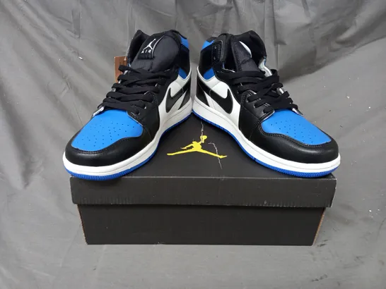 BOXED PAIR OF NIKE AIR JORDAN SHOES IN WHITE/BLUE/BLACK UK SIZE 5.5