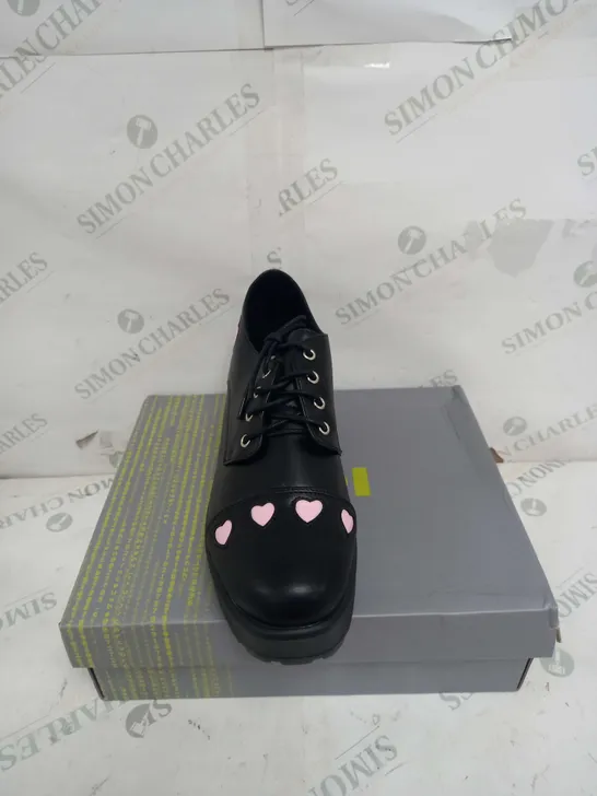 BOXED PAIR OF KOI FOOTWEAR NETTLE HEELED HEART SHOES IN BLACK/PINK - SIZE 10