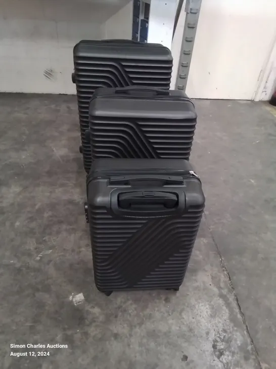 LARGE UNBRANDED SET OF TRAVEL SUITCASES ON WHEELS IN BLACK