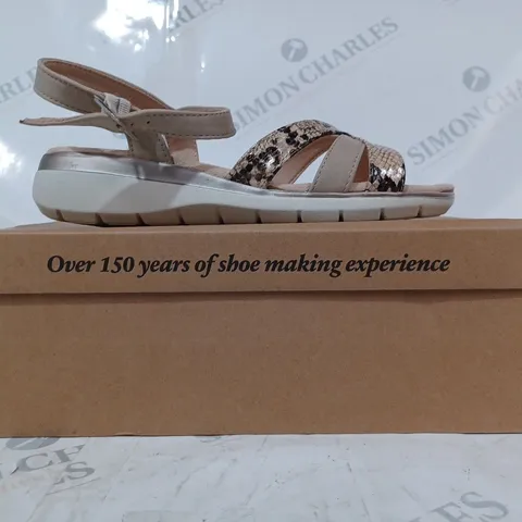 BOXED PAIR OF CUSHION-WALK FAUX SNAKESKIN SANDALS IN NATURAL SIZE 4